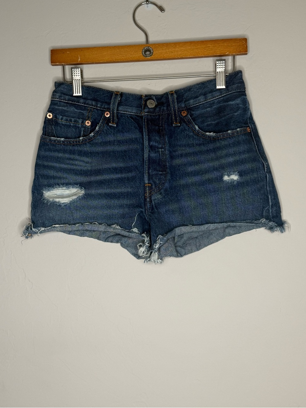 Levi’s 501 women’s dark wash denim shorts size 26 distressed cut off high waist